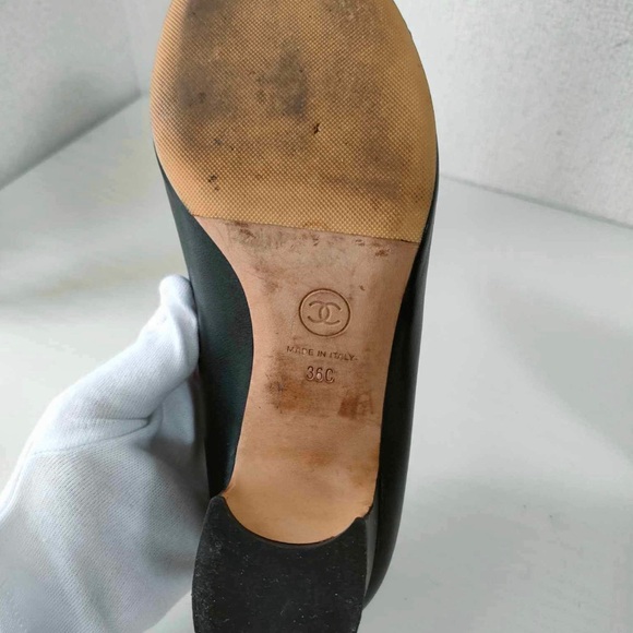 Chanel Leather Pumps Open Toe.Interlocking CC logo and gold chain link accent. - Picture 16 of 17